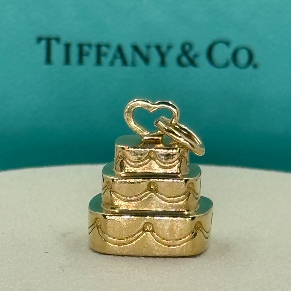 Tiffany & Co. 18k gold wedding cake charm pendant (rare) - Picture 3 of 12